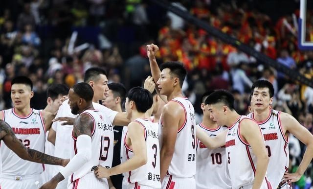 广东男篮@13分17篮板2助攻3抢断2盖帽,阿日果然硬起来了!