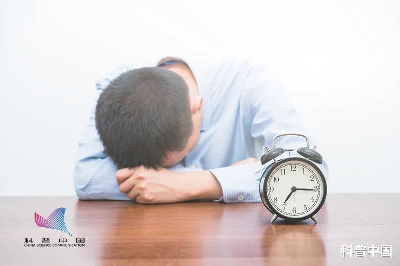 二郎腿|警惕！比跷二郎腿更伤身体，这种坐姿很多人喜欢