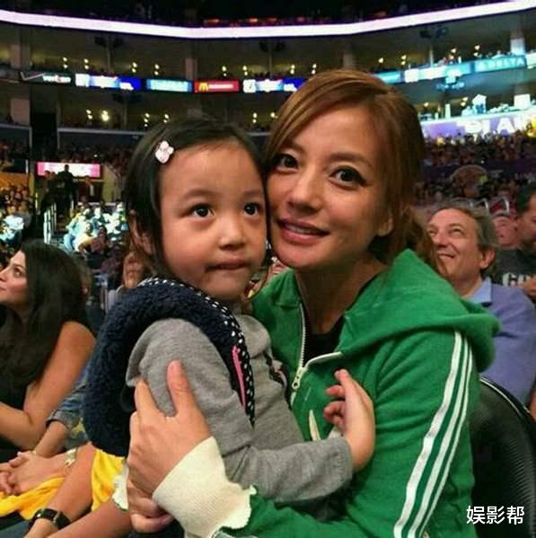 赵薇|明明刚跟王励勤拍完婚纱照，赵薇为何转身就嫁给了富商黄有龙？