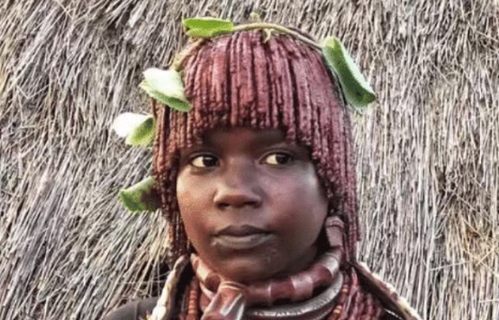 非洲|非洲“红泥”部落：女子不愿穿衣，男女关系很随便