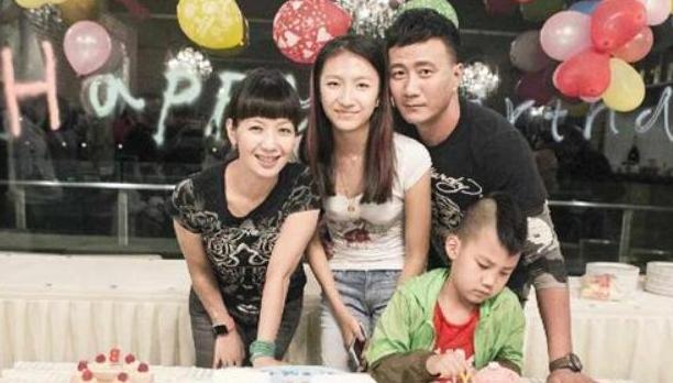 胡军|有种“发育过猛”叫胡军女儿,1米85窈窕迷人,网友:心动的感觉