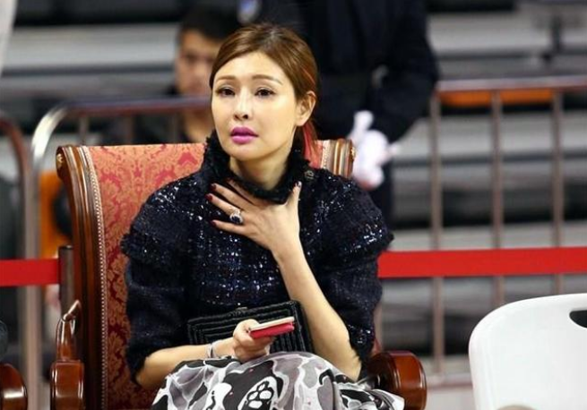 朱芳雨|她是宏远老板娘，曾2000万签下阿联，大力支持朱芳雨，40岁仍紧致