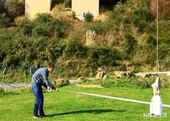 『科学家』为了证明地球运动，专家将石头绑在40米处，神奇现象出现了！