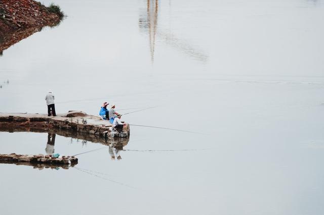 【】在野钓水域中，选好钓位尤为重要