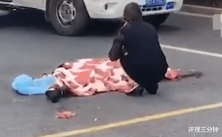 评理三分钟|浙江59岁男子坠楼，在21楼厕所窗户翻出，妻子：他心疼看病钱