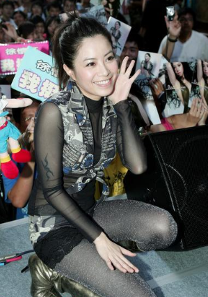 周星驰|当年星爷“再三迁就”也请不动，谁知2年就过气了，现在走穴为生有钱就去