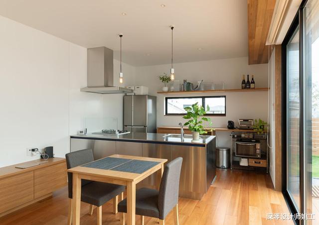 |在日本有独栋住宅,真不容易!他家电视墙一分为3,打上整排矮柜