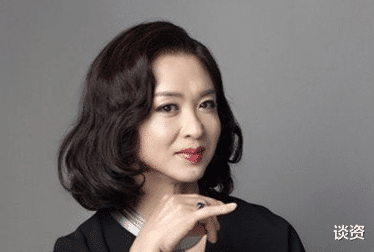 金星:金星晒巴黎封城后生活,出门采购物资鲜花,故意反戴口罩为显年轻