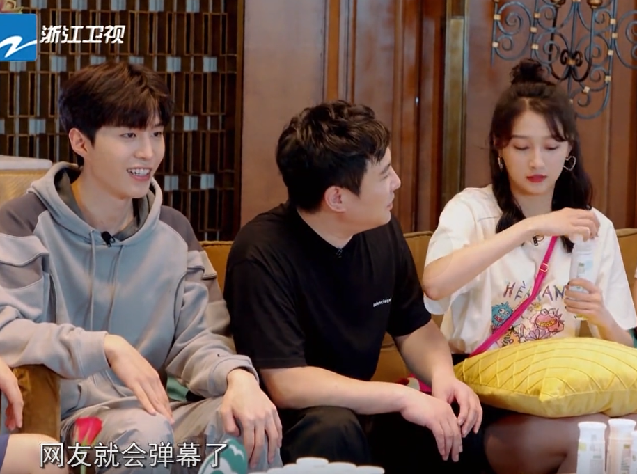 #贾玲#沈腾杨迪忙着猜歌,有谁注意身旁贾玲的操作?太暖心了!