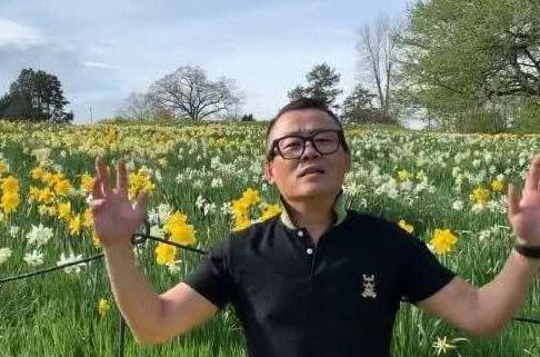 周立波|死亡13万！发文怒斥国内官媒的周立波，在美嚎啕大哭，想回国了？