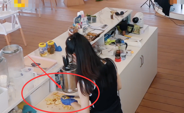 赵丽颖|赵丽颖给客人做柠檬水，谁注意她切柠檬时的小动作？瞬间不想喝了！