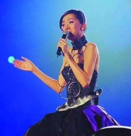 『梅艳芳』梅艳芳这首歌是香港乐坛的巅峰,邵逸夫曾花50万点唱