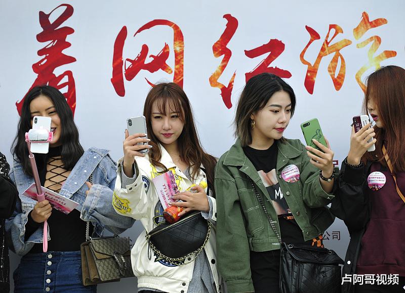 【自媒体】200块摆地摊创业，结合自媒体，做得好，月赚2万很轻松！