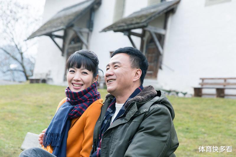 胡军|52岁胡军与妻子生活照曝光，两人是初恋，女儿已长成大美人