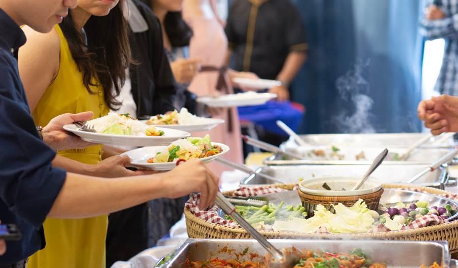 自助餐▲不管吃什么自助餐,这2种食物都不要碰,员工:我们自己都不愿吃