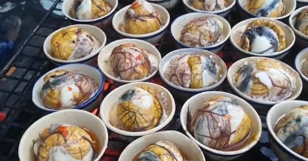 鸡蛋|大叔路边卖“天价”鸡蛋，8元一个，路人却嫌贵，看清后我买十个