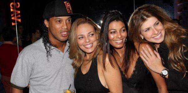 #罗纳尔迪尼奥#40岁罗纳尔迪尼奥一直未婚，几位女友都要来监狱为他庆生