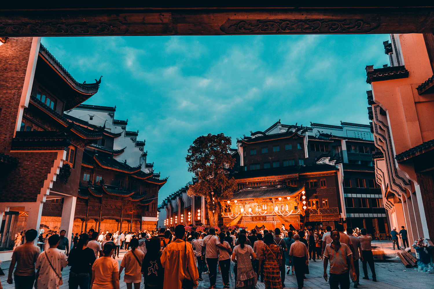 江南古镇|这座仿造的江南古镇，耗资50亿元，人气不输周庄南浔还没门票