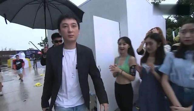 王思聪|王思聪再携5美女行街，争风吃醋，四眼花臂清纯妹小心机不断