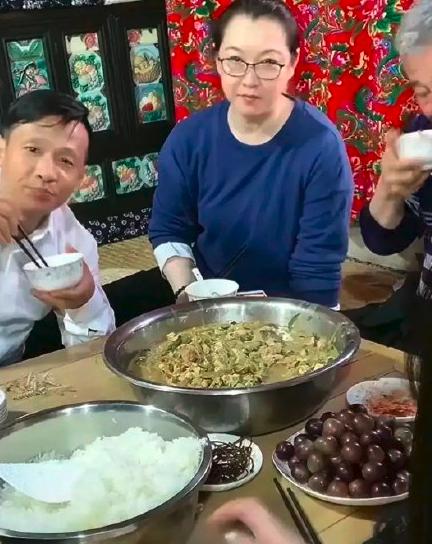 64歲趙本山秀廚藝，鍋裡起火躥過頭頂一點不慌，徒弟誇贊有食欲-圖8