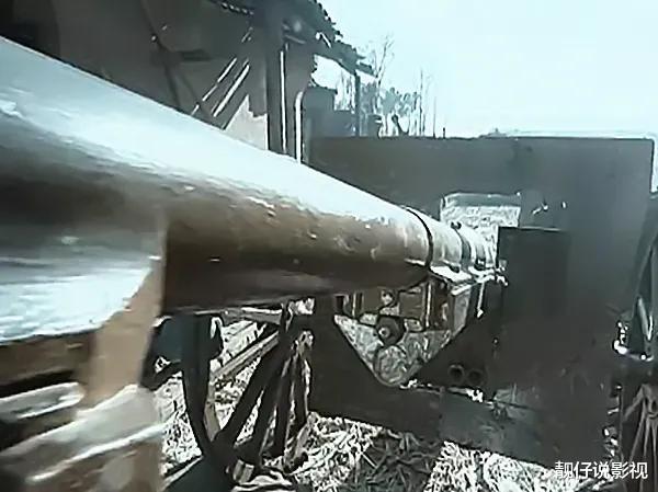 #亮剑#亮剑：同是意大利炮，老版靠2人推，新版风一吹就担心它会倒