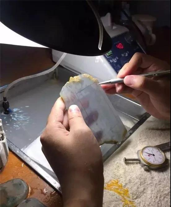 翡翠|4.8公斤翡翠原石似大灯泡，切出玻璃种片料被抢着定制！