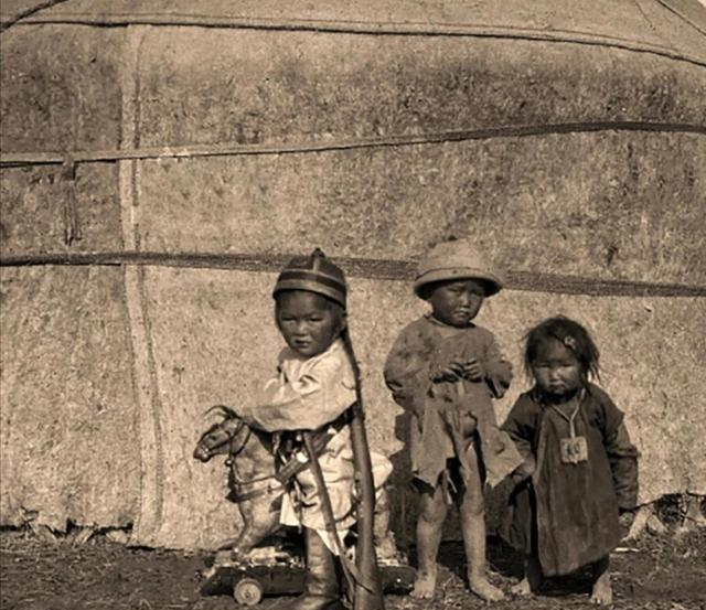 李莲英|清末真实照片，李莲英满脸疙瘩目光呆滞，看到裹小脚女孩瞬间泪目