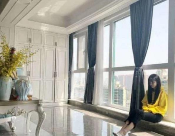 :沈梦辰晒出自己的家,头一次见在阳台装衣柜,衣服多得没地方放了