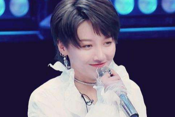 发型@有种“整容”叫刘雨昕换发型，看到早年长发照，姬圈天菜秒变甜心