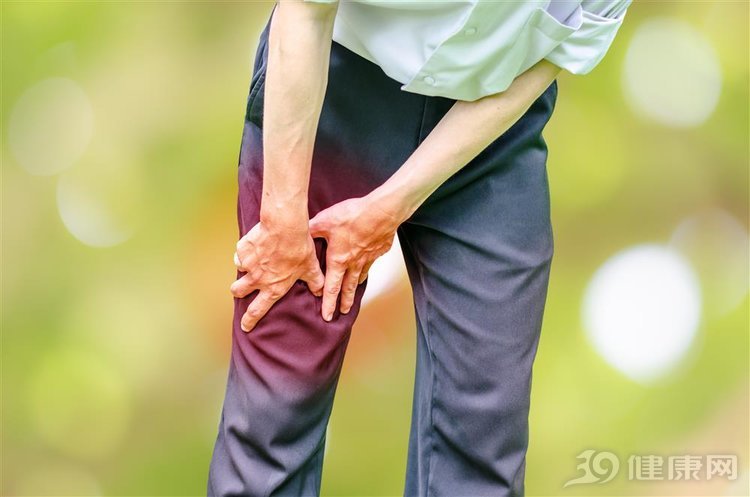 「肺癌」从腿部发现癌症信号!腿上3种变化很危险,抓不住,肿瘤越长越大