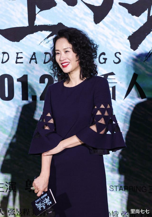 邬君梅|邬君梅换发型，烫钢丝卷涂红唇太有味，小腿纤细54岁女星里罕见