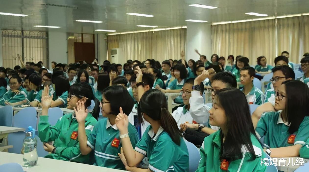 高中女生|高中女生上课经常做的4个“小动作”,尤其第3个,说中不许狡辩