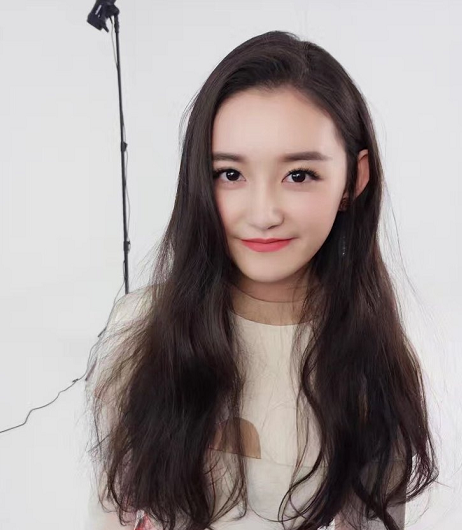 『齐刘海』都说蒋依依只适合露额头发型，当看到罕见齐刘海，效果令人惊讶！