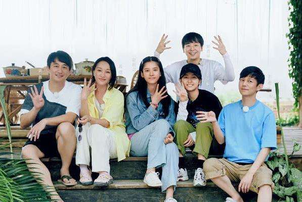 周迅|周迅放下身段力捧侄女出道,被讽最丑小龙女,到处磕CP惹人嫌