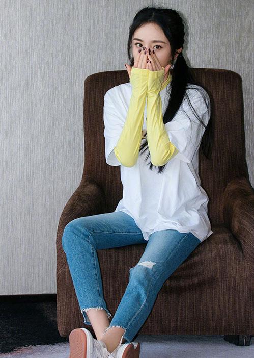 杨幂|杨幂叠穿T恤太时尚，紧身牛仔裤秀出大长腿，双马尾发型俏皮十足