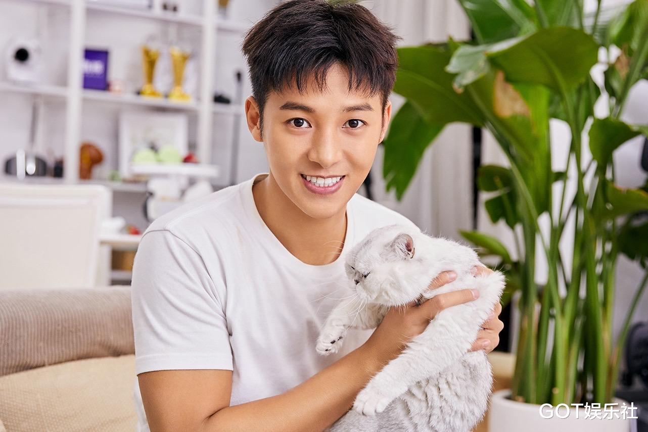 『肖战』伍嘉成曝X玖少年团出道后每月工资仅3000，肖战称那时是“苟活”