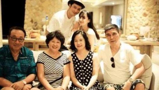 参观黄晓明住的豪宅，住所跟古代皇宫没区别，真是奢华