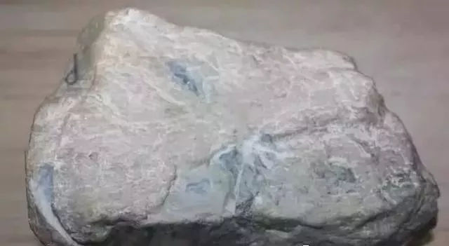 【橄榄核】没人看好的翡翠原石，切出高冰飘花，小哥哥都笑呆了