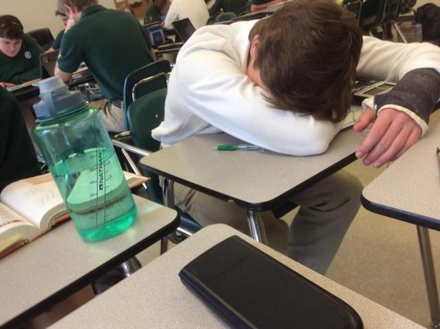 中小学▲小学生上课睡觉，老师将照片发家长群，宝爸怒斥：你不配做老师