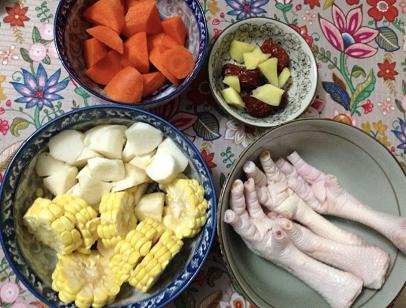 鸡爪|鸡爪加这三样东西一起煲汤，常喝皮肤嫩滑，女性尤其要吃