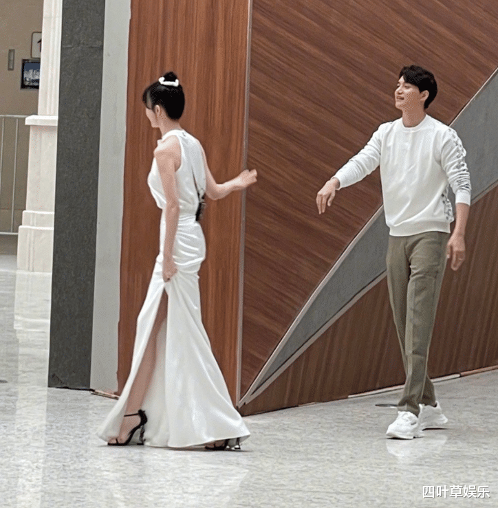 张檬|小五陪张檬录制综艺节目，路人镜头照片出炉，女方也太会穿了