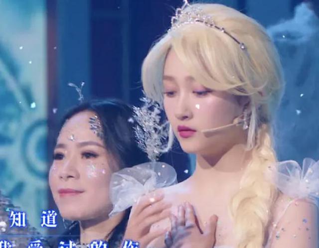 李嘉欣@关晓彤cos《冰雪奇缘》，全程打光吊威亚，却忘记穿了薄纱：暴露腿型