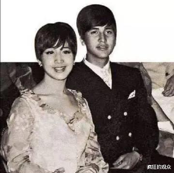 「赌王」赌王过世，众人替原配不值，论惨，惨得过李嘉诚原配吗？
