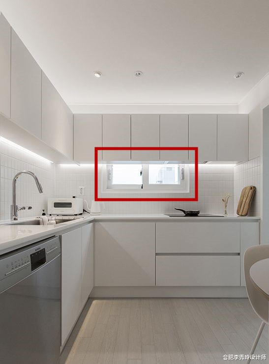 ：厨房空间小也不能把主意打到这！窗户上打吊柜，下雨天等着发霉吧