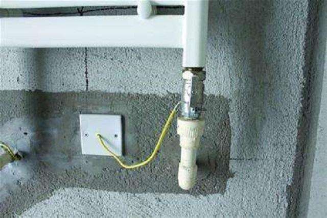 |卫生间花洒万万要装这个东西，一旦工人没做对，立马让他返工重装