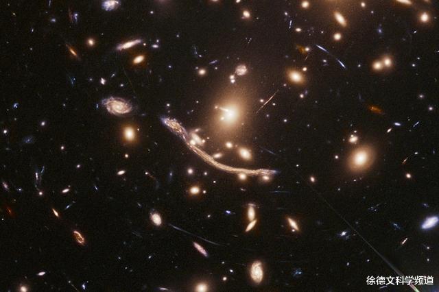『太空』10张哈勃图像揭秘：不可能性神秘宇宙眼，蓝色幽灵穿越星际之门