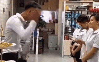 酒吧|“酒吧认识一位妹子，结果都喝大了，大清早给我发这话是什么意思”哈哈哈！