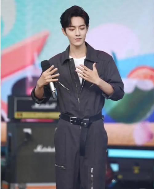 华晨宇|仅一岁之差，肖战华晨宇同穿连体工装裤，谁能更胜一筹呢？