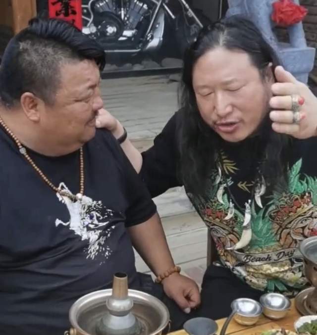 泛娱乐阿小喵 网红恩克领路收费1500元，是否宰客惹争议！网友到底站哪边？