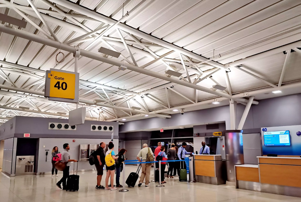 「美国」大量美籍华人连夜回国，海关拦都拦不住，究竟发生了什么？